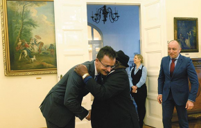 Ezt az önfeledt mosolyt még gyakorolni kell Szijjártónak