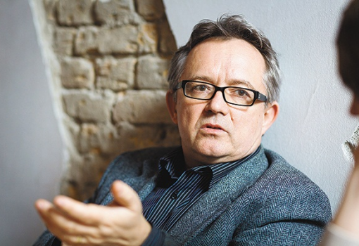 <h1>HAMMER FERENC szociológus, médiakutató, az ELTE-BTK Művészetelméleti és Médiakutatási Intézetének adjunktusa. Kutatási témái a jelen és a félmúlt mindennapi életének tereihez, időihez, tárgyaihoz és cselekményeihez kötődnek, emellett a populáris médiaműfajok is érdeklik. Az Oktatói Hálózat tagja. (Kállai Márton felvétele)</h1>-