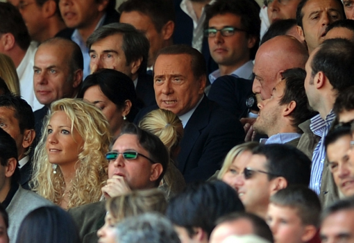 <h1>Silvio lovag középen</h1>-