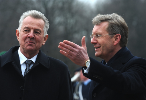 <h1>Schmitt: történelmi mélyponton a népszerűség – Wulff: elfogyott a bizalom</h1>-