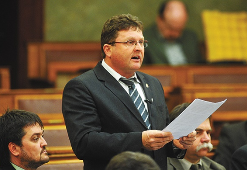 <h1>Az asszonyverő Balogh képviselő</h1>-